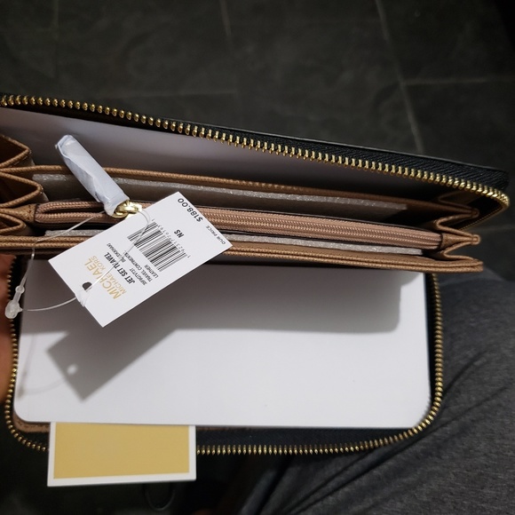 Michael Kors wallet - Picture 2 of 3